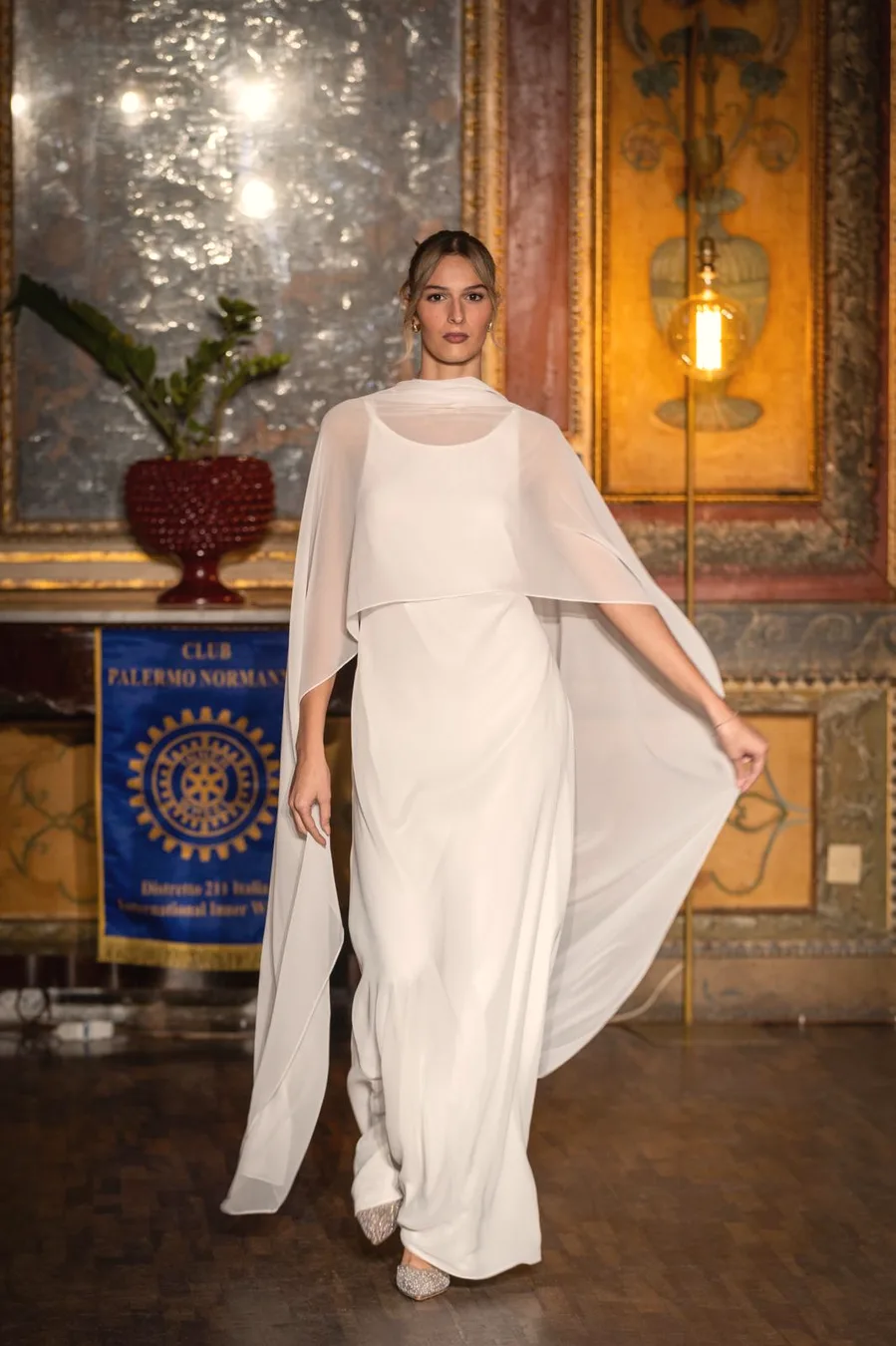 Cappa in chiffon che incornicia la sposa come un velo, accessorio in armonia con l’abito