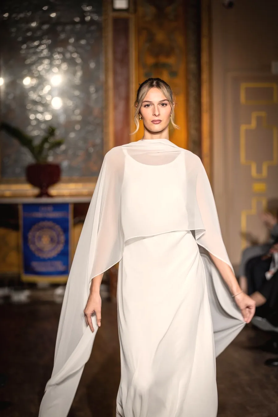 Abito da sposa con cappa in chiffon in movimento durante la sfilata dell’atelier a Palermo