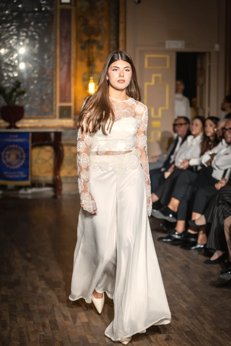 Abito da sposa con maniche lunghe in pizzo ricamato, alta sartoria Atelier Loredana Lombardo
