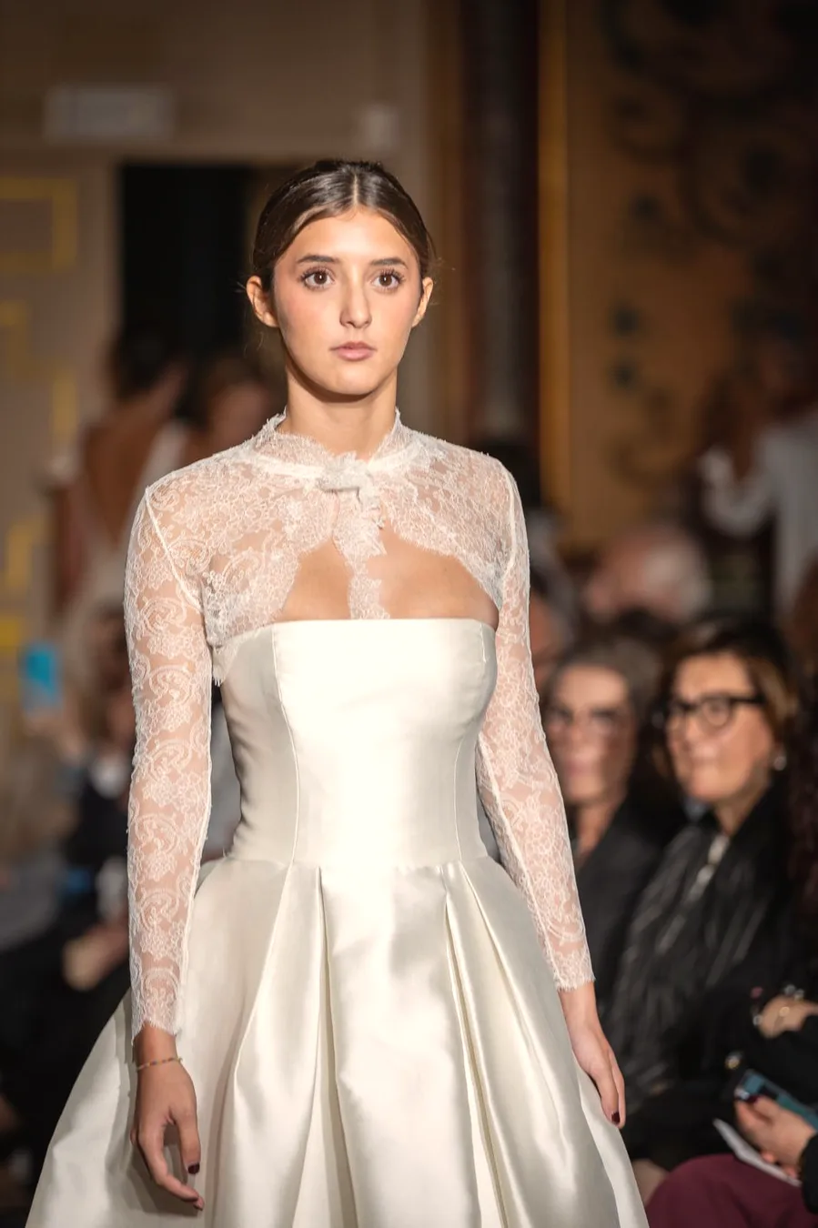 Abito da sposa con coprispalle in pizzo e gonna in mikado, Atelier Loredana Lombardo Palermo