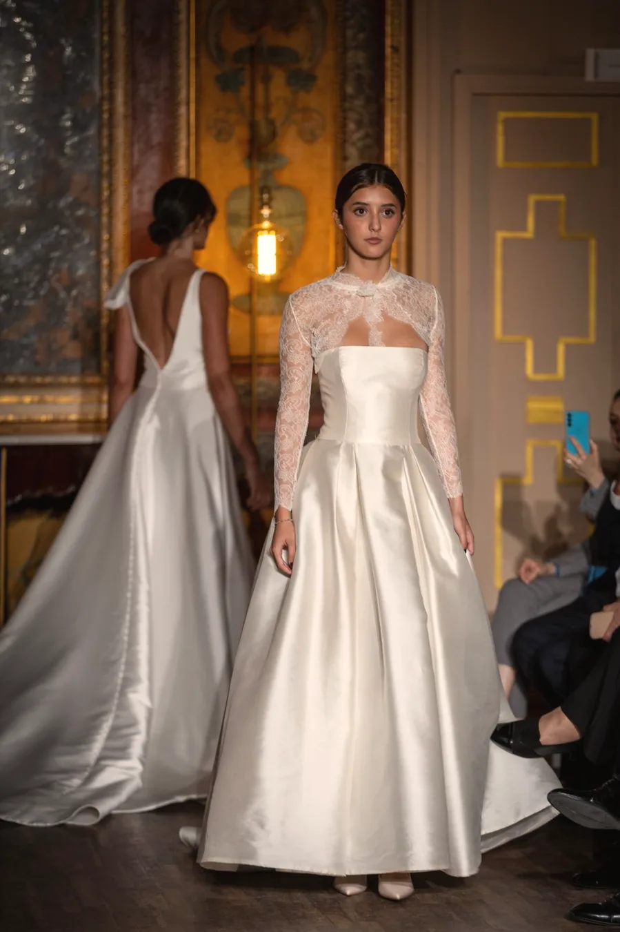 Abito da sposa su misura con corpetto in pizzo e gonna in mikado con strascico, Palermo