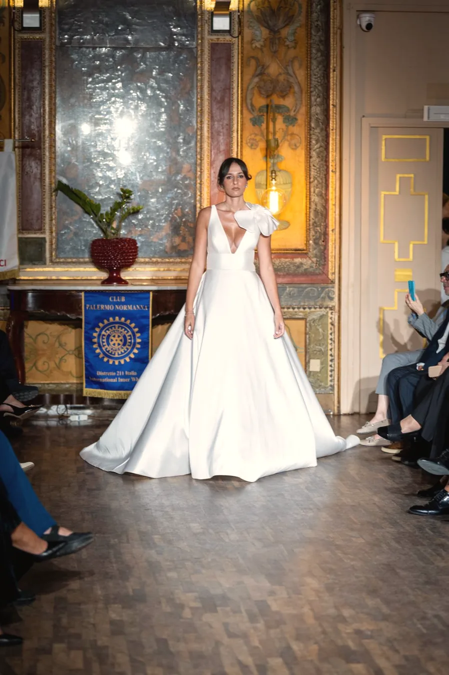 Abito da sposa con ampia gonna in mikado e strascico fotografato in passerella