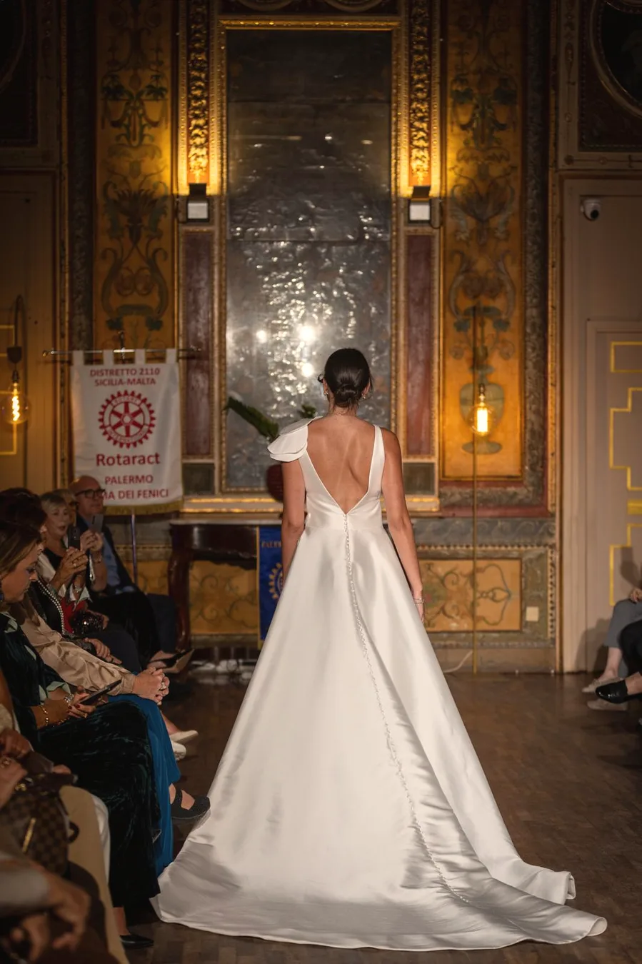 Abito da sposa con strascico visto di schiena durante una sfilata a Palermo