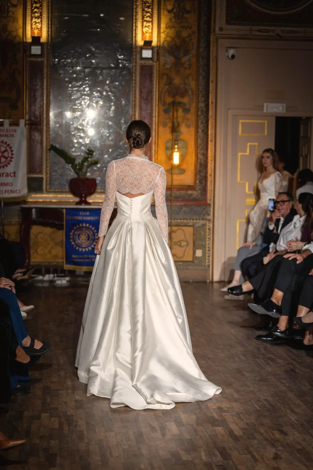 Abito da sposa su misura in mikado e pizzo dell’Atelier Loredana Lombardo in sfilata a Palermo