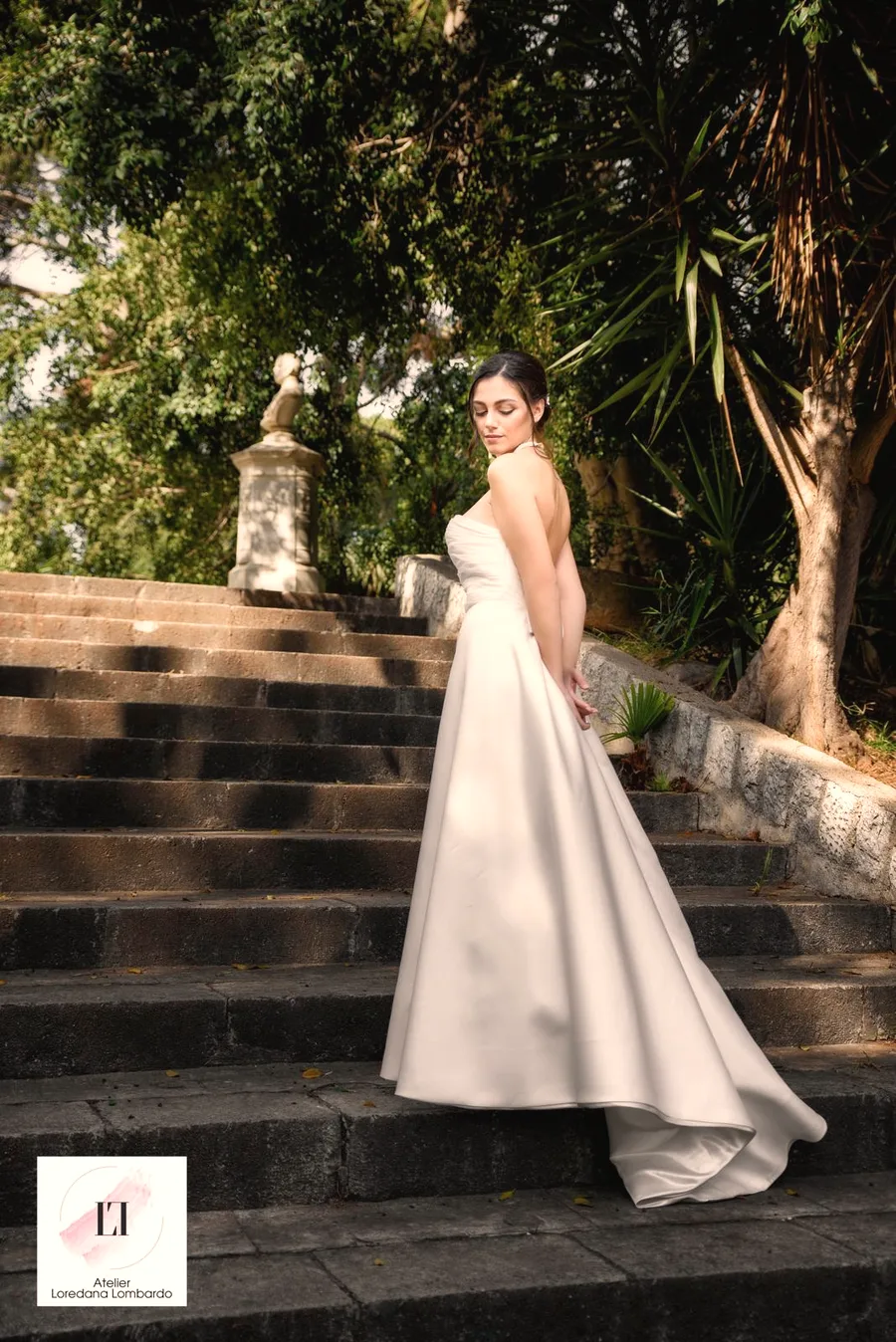 Sposa con abito su misura dell’Atelier Loredana Lombardo su una scalinata in pietra a Palermo