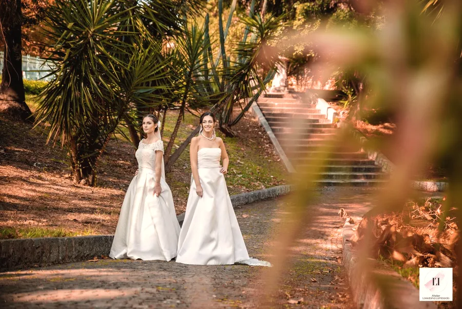 Abiti da cerimonia e damigella su misura dell’atelier in un giardino siciliano